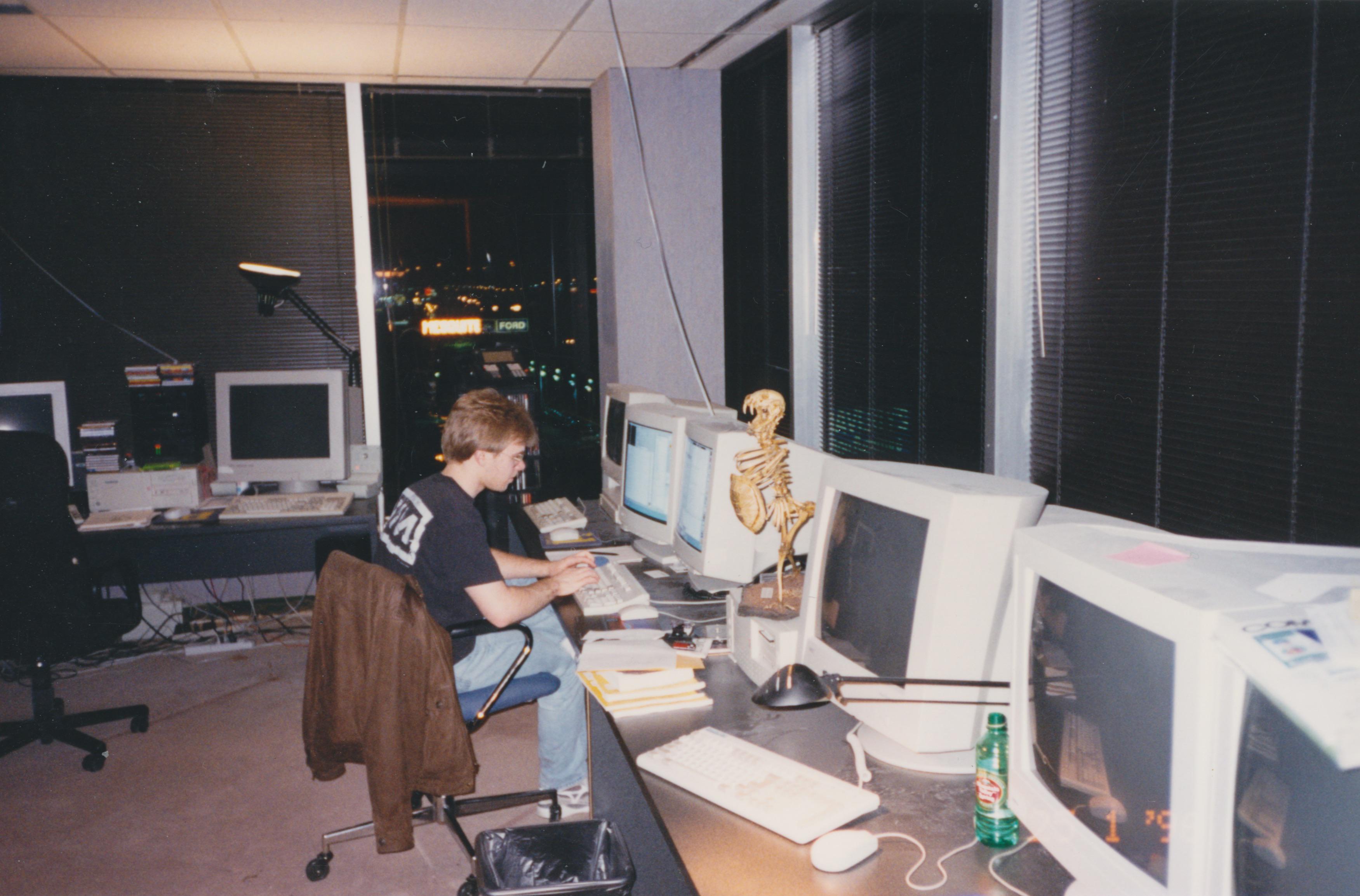 John_Romero_-_Making_Quake._Another_view_showing_%40ID_AA_Carmack_working_on_the_game.The_previous_photo_looked_at_his_monitors._%28CGmgSQmUQAAYMWh%29.jpg